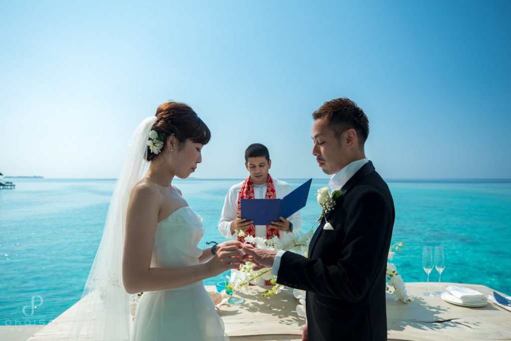 maldives destination wedding at four seasons landaa giraavaru