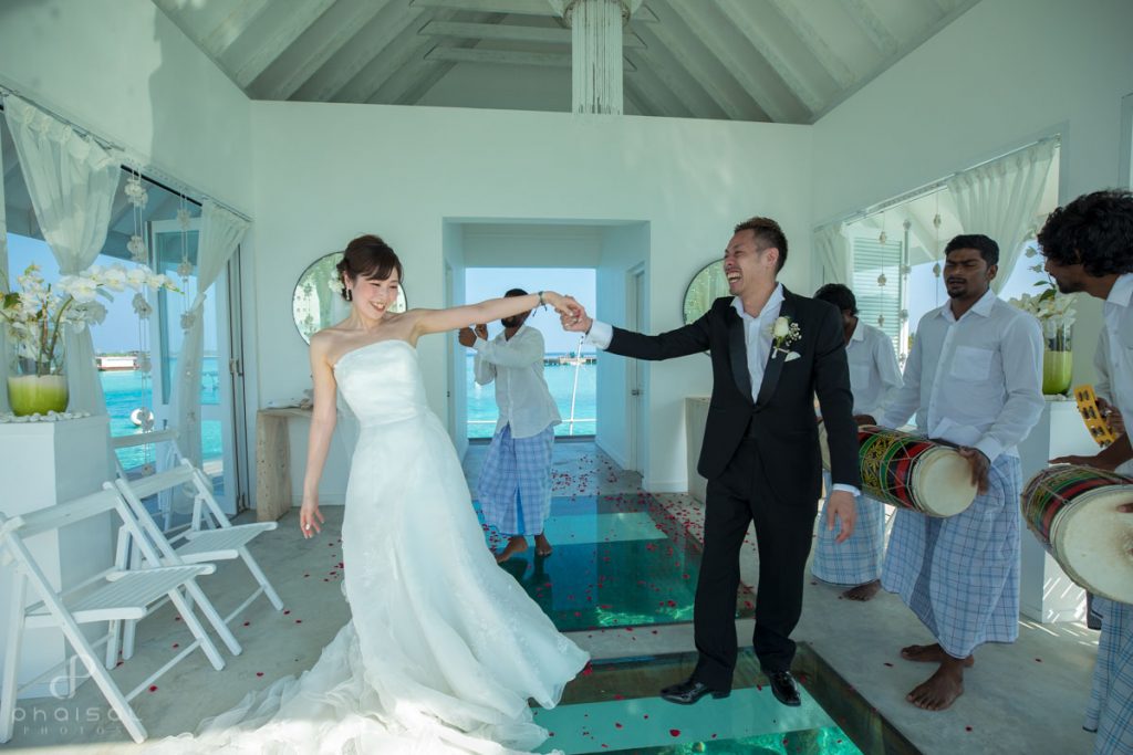 maldives destination wedding at four seasons landaa giraavaru